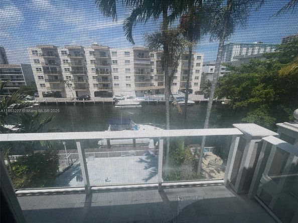 3915 NE 168th St 3915, North Miami Beach FL 33160