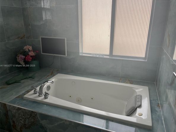 3915 NE 168th St 3915, North Miami Beach FL 33160