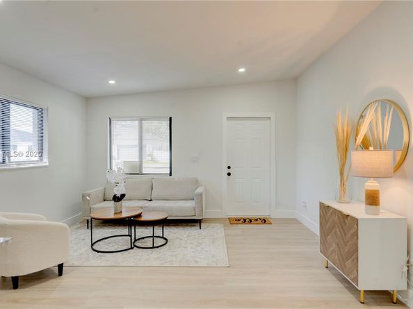 2736 NW 21st Ave, Oakland Park FL 33311