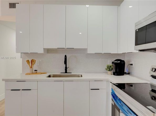 2736 NW 21st Ave, Oakland Park FL 33311