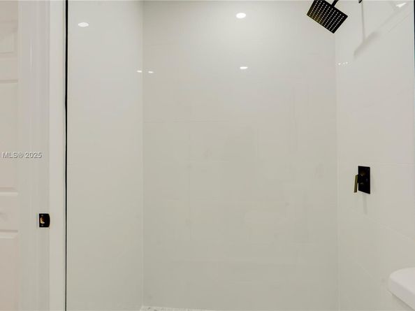 2736 NW 21st Ave, Oakland Park FL 33311