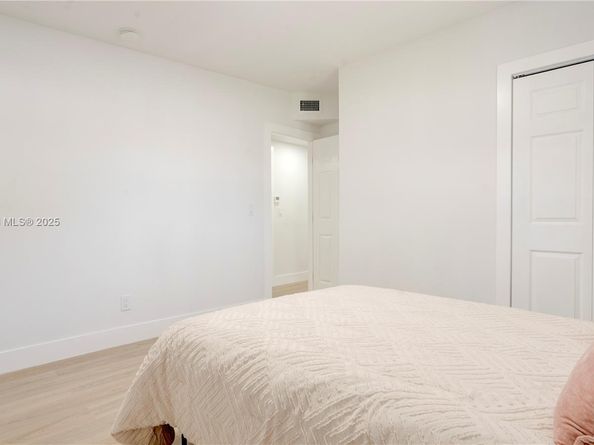 2736 NW 21st Ave, Oakland Park FL 33311