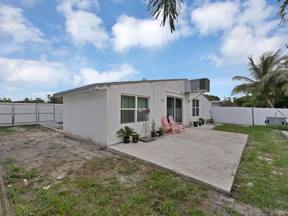 2615 Liberty St, Hollywood FL 33020