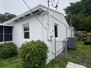 1733 NW 40th St, Miami FL 33142