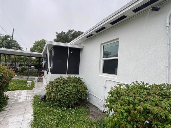 1733 NW 40th St, Miami FL 33142