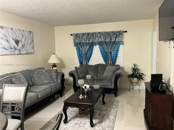 300 Berkley Rd 108, Hollywood FL 33024