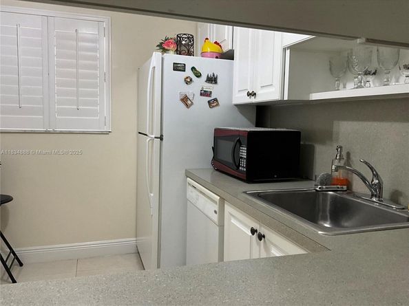 300 Berkley Rd 108, Hollywood FL 33024