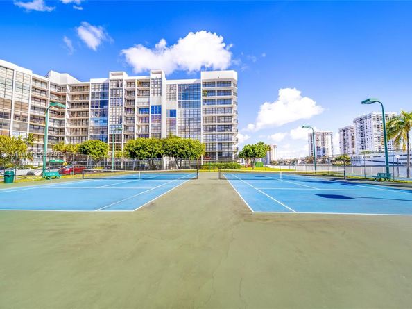 800 Parkview Dr 729, Hallandale Beach FL 33009