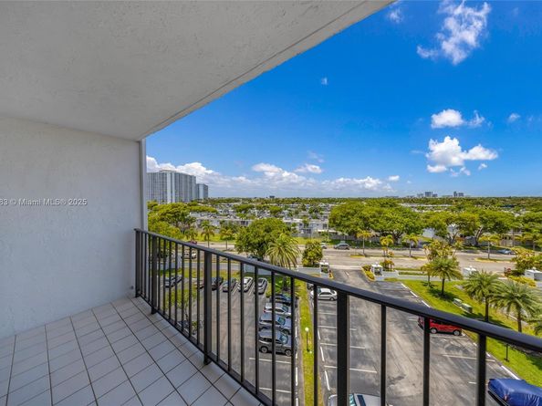 800 Parkview Dr 729, Hallandale Beach FL 33009