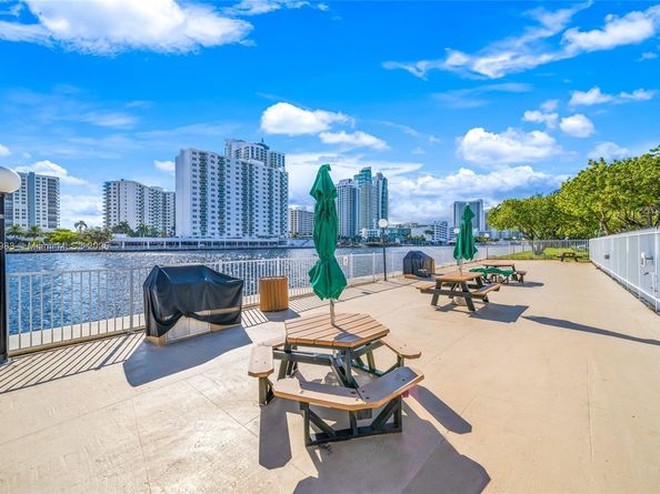800 Parkview Dr 729, Hallandale Beach FL 33009