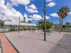 815 SW 10th Ter 3V, Hallandale Beach FL 33009