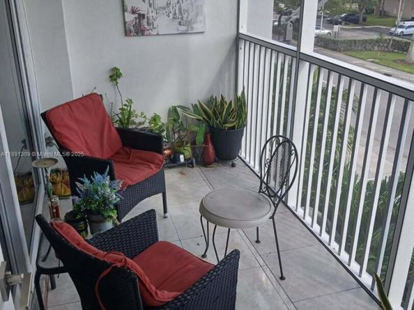 329 SE 3rd St 304S, Hallandale Beach FL 33009
