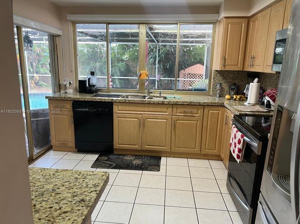 7110 SW 11th St, Pembroke Pines FL 33023