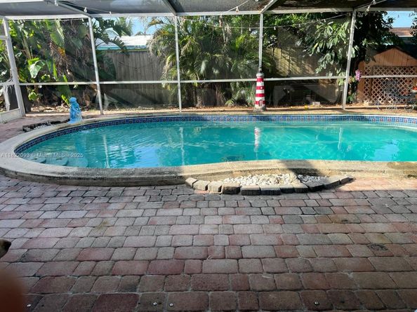 7110 SW 11th St, Pembroke Pines FL 33023