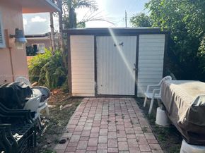 7110 SW 11th St, Pembroke Pines FL 33023