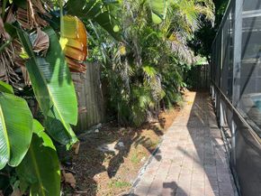 7110 SW 11th St, Pembroke Pines FL 33023