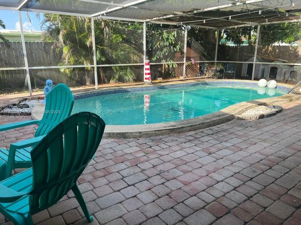7110 SW 11th St, Pembroke Pines FL 33023