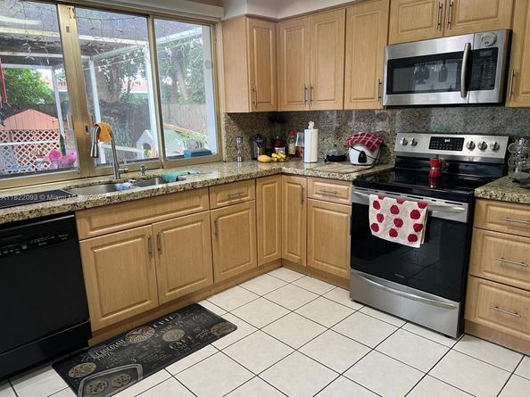 7110 SW 11th St, Pembroke Pines FL 33023