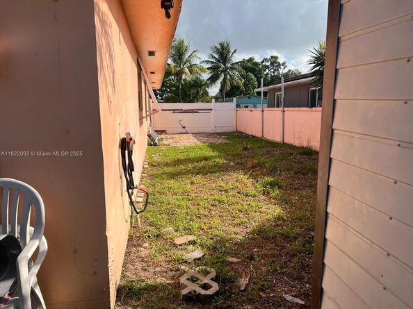 7110 SW 11th St, Pembroke Pines FL 33023
