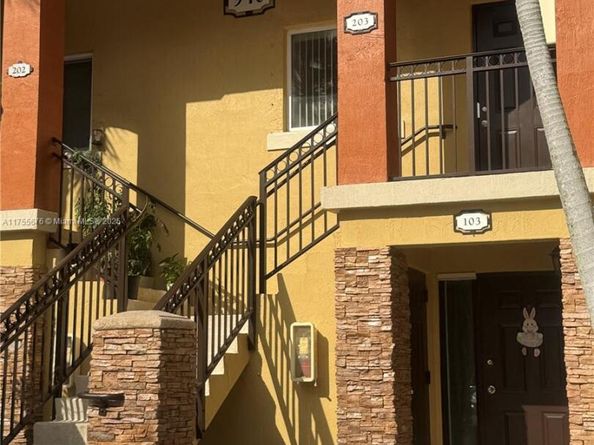 940 NE 33rd Ter 103, Homestead FL 33033