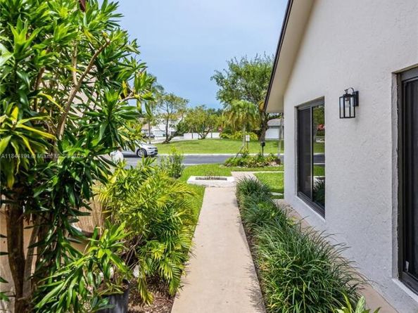 7106 SW 103rd Pl, Miami FL 33173
