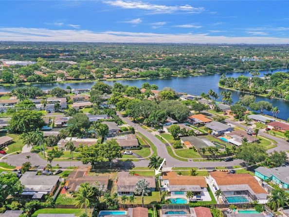 11000 NW 20th St, Pembroke Pines FL 33026