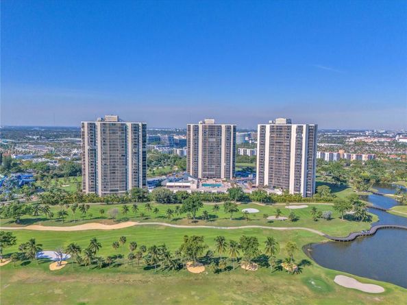 20351 W Country Club Dr TH17, Aventura FL 33180