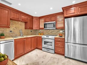 20351 W Country Club Dr TH17, Aventura FL 33180