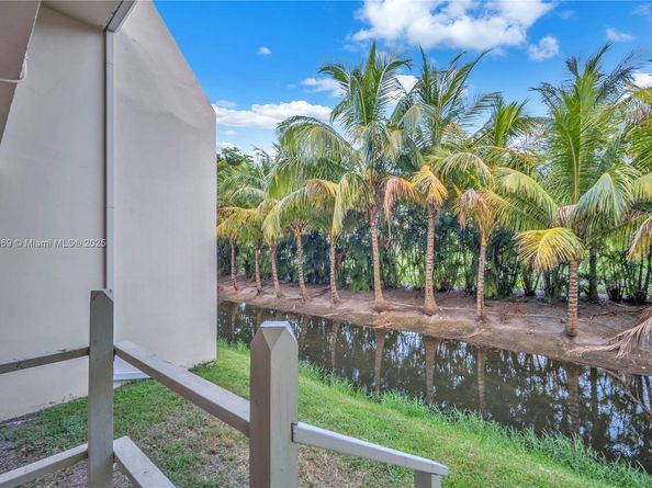 20351 W Country Club Dr TH17, Aventura FL 33180