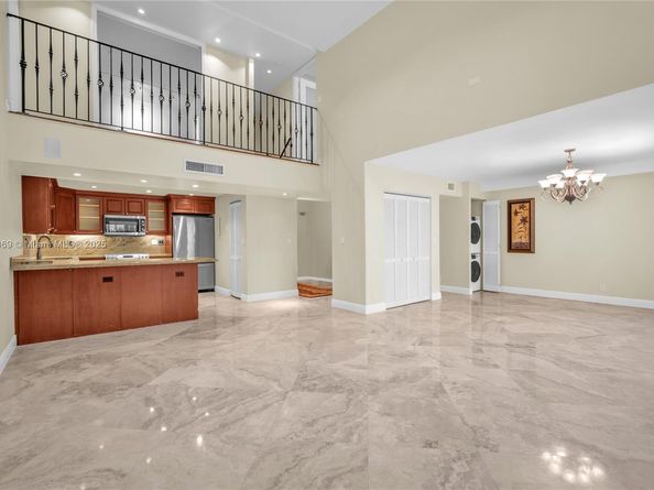 20351 W Country Club Dr TH17, Aventura FL 33180