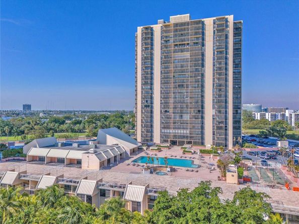 20351 W Country Club Dr TH17, Aventura FL 33180