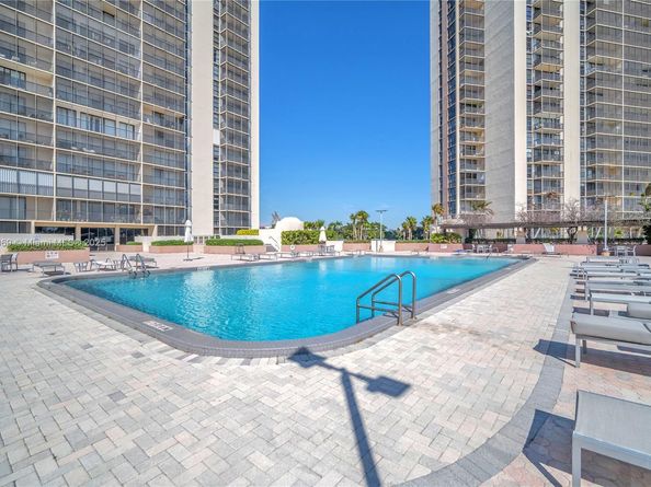 20351 W Country Club Dr TH17, Aventura FL 33180