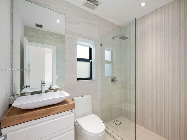 900 W 47th Ct, Miami Beach FL 33140