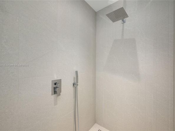 900 W 47th Ct, Miami Beach FL 33140