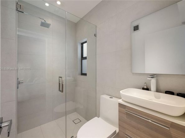 900 W 47th Ct, Miami Beach FL 33140