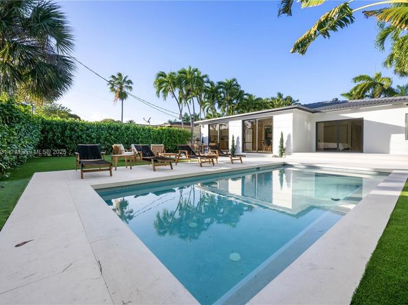 900 W 47th Ct, Miami Beach FL 33140
