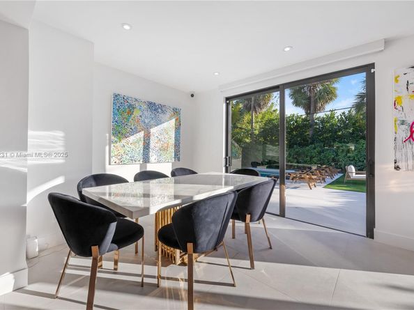 900 W 47th Ct, Miami Beach FL 33140