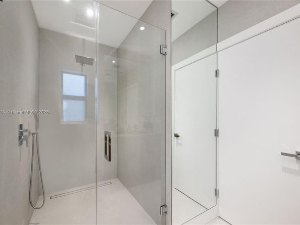 900 W 47th Ct, Miami Beach FL 33140