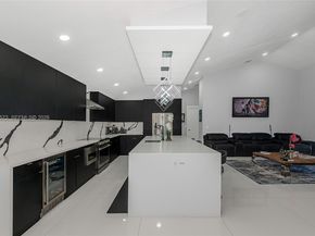 15221 N Laurel Ln N, Pembroke Pines FL 33027