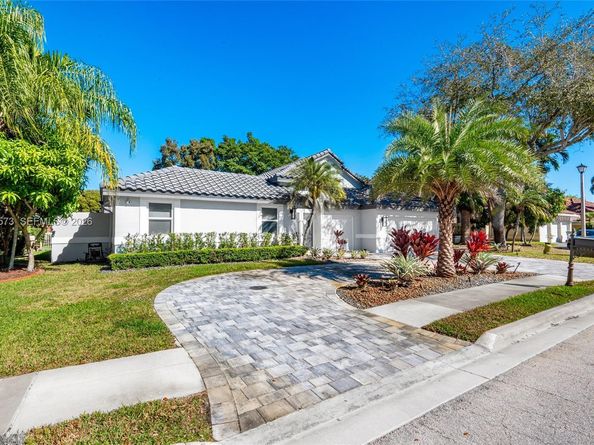 15221 N Laurel Ln N, Pembroke Pines FL 33027