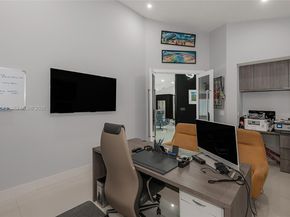 15221 N Laurel Ln N, Pembroke Pines FL 33027