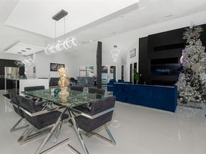 15221 N Laurel Ln N, Pembroke Pines FL 33027