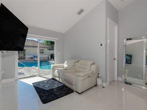 15221 N Laurel Ln N, Pembroke Pines FL 33027