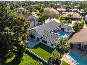 15221 N Laurel Ln N, Pembroke Pines FL 33027