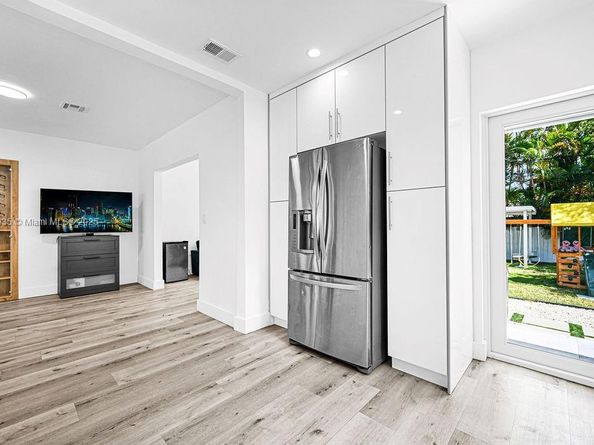 876 NE 81st St, Miami FL 33138