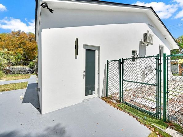 876 NE 81st St, Miami FL 33138