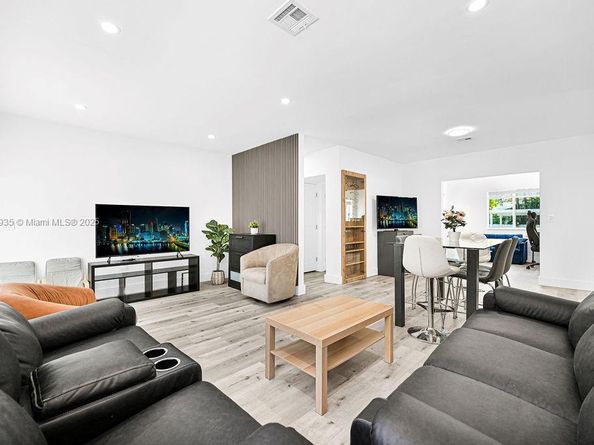 876 NE 81st St, Miami FL 33138