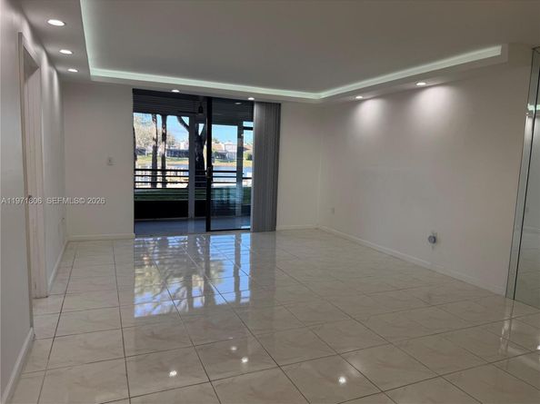 1101 Colony Point Cir 102, Pembroke Pines FL 33026