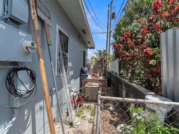 1006 NW 112th Ter, Miami FL 33168