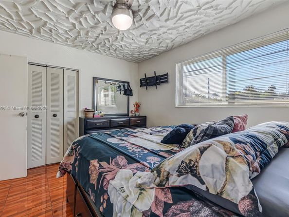 6431 SW 19th St, North Lauderdale FL 33068